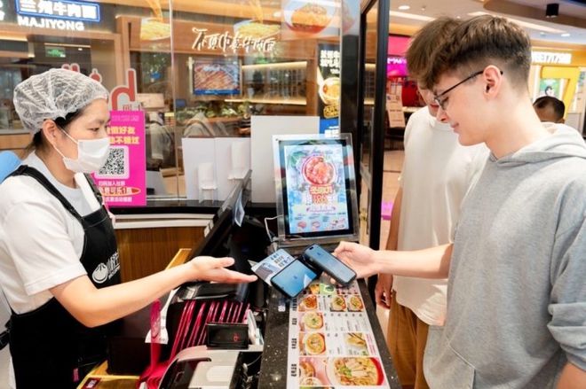 支付寶“碰一下”支付風(fēng)靡年輕群體，日用品零售場景應(yīng)用加速
